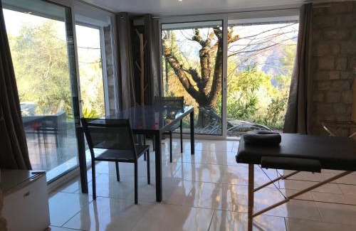 Massoins Cama Y Desayuno | Love Room Villa Charlene