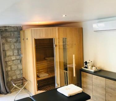 Massoins Cama Y Desayuno | Love Room Villa Charlene
