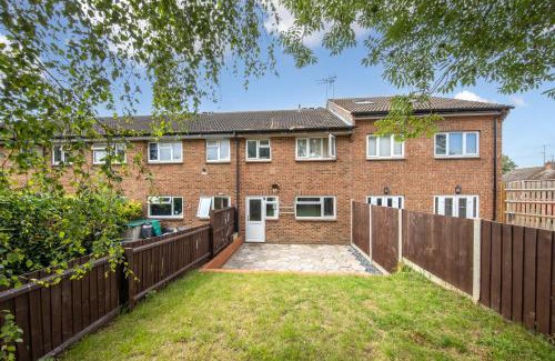 Luton Apartamento | Lovely 1 bedroom home with free parking- Contractor friendly