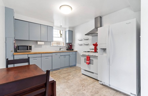 Alameda Casa | Lovely 1-bedroom Oasis with Patio / Private Entry