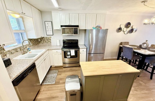 St. Nicholas Condominio | Lovely 2/2 condo, peaceful Creek view!