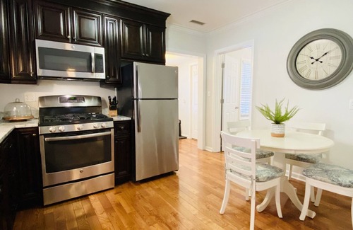 Stamford Apartamento | Lovely 2 bdrm apt w/ parking and outdoor sitting
