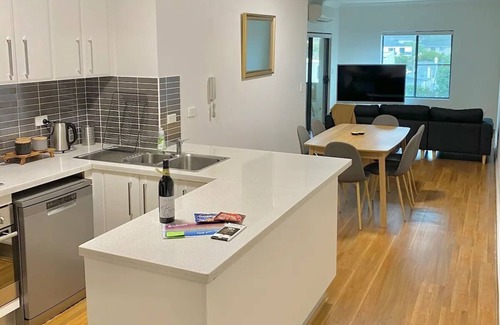 Petersham North Condominio | Lovely 2 bedroom apartment with city views