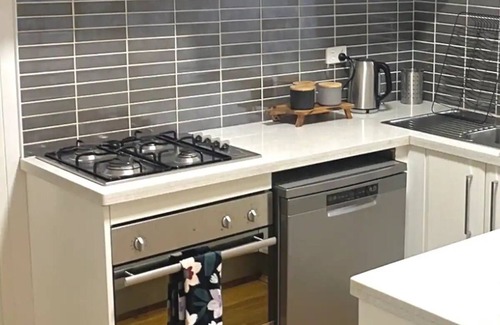 Petersham North Condominio | Lovely 2 bedroom apartment with city views