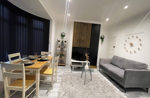Newcastle-upon-Tyne Casa | Lovely 3 Bedroom house in newcastle, private drive perfect for 6 people near A1