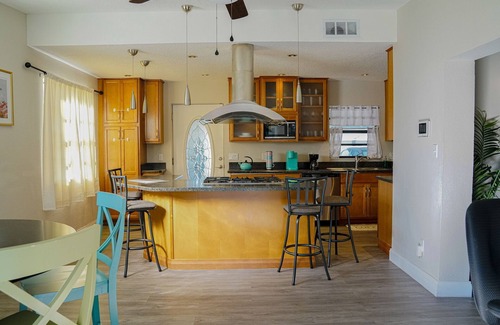 Conway Casa | Lovely 3 bedroom Home in Orlando Florida with beautiful full kitchen AC and WiFi