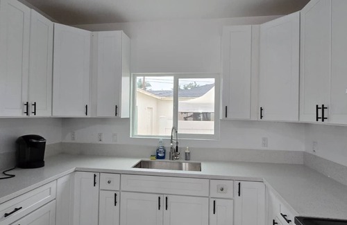 Riverside Casa | Lovely 3-bedroom house, 5 beds, Sleeps 10 with AC, FREE coffee & laundry