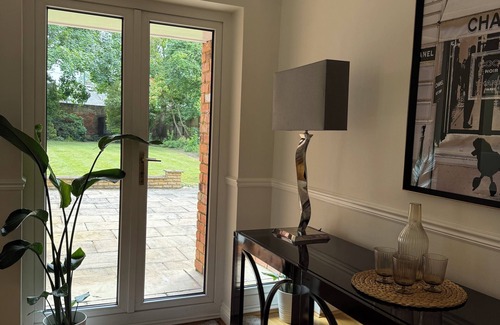 Datchet Casa | Lovely 3 Bedroom House in Peaceful Village Location