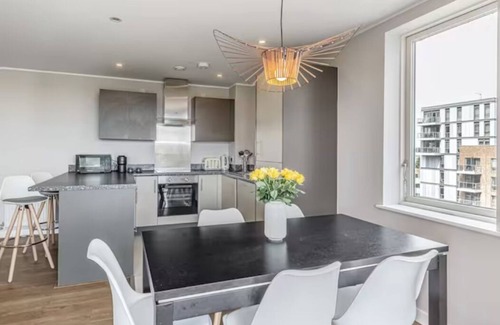 Bromley South Apartamento | Lovely 3BR Penthouse w/Balconies, Poplar, 2min DLR