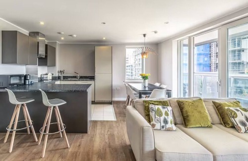 Bromley South Apartamento | Lovely 3BR Penthouse w/Balconies, Poplar, 2min DLR