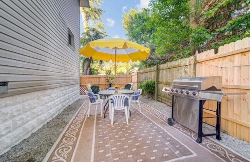Akron Casa | Lovely 4-Bed Victorian in Akron (2 Kings, 1 Queen)