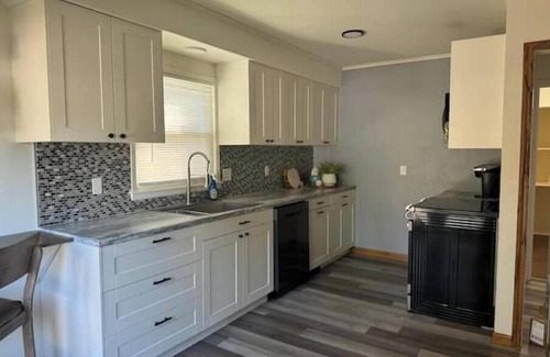 Sioux City Casa | Lovely 4 bedroom Home with full kitchen, patio and on site parking