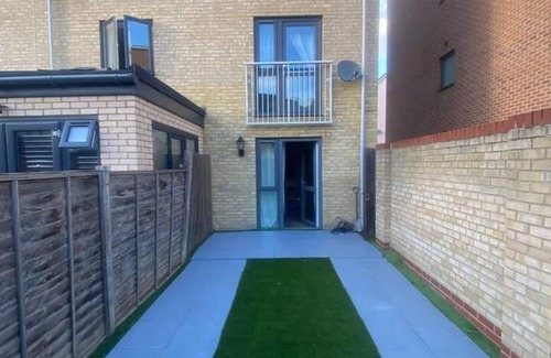 West Thurrock Casa | Lovely 4 Bedroom Home With Private Parking