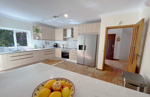 Albardeira Casa | Lovely 4 Bedroom Villa w/ Private Pool, Close to Beach & Golf course, Wifi, A/C