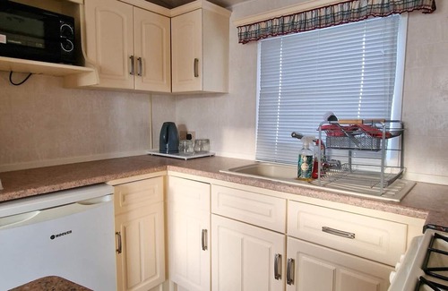 Rampton Casa | Lovely 4 berth caravan at Manor House Holiday Park ref 86062MH