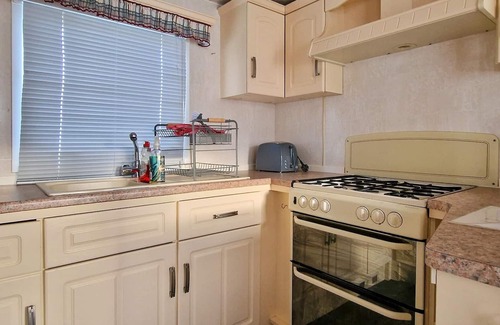Rampton Casa | Lovely 4 berth caravan at Manor House Holiday Park ref 86062MH