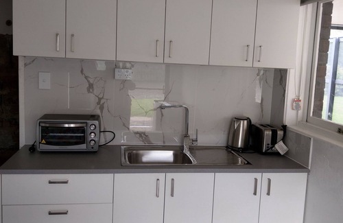 Lower Macdonald Casa | Lovely 5-bedroom 3-bathroom, riverfront home in historic Wiseman's Ferry area.