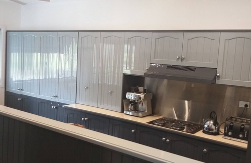 Lower Macdonald Casa | Lovely 5-bedroom 3-bathroom, riverfront home in historic Wiseman's Ferry area.