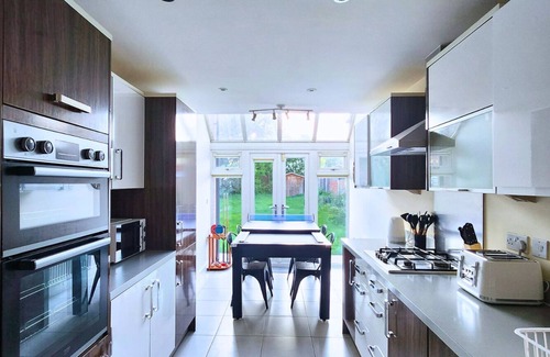 Aylesbury Casa | Casa-Moderno-Baño privado con ducha-Vista al Jardín