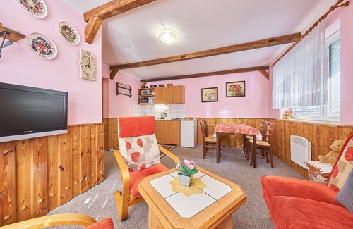 Starkov Villa | Precioso apartamento en villa para 18 personas con WIFI, piscina, TV, patio y mascotas permitida