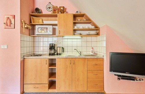 Starkov Villa | Precioso apartamento en villa para 18 personas con WIFI, piscina, TV, patio y mascotas permitida