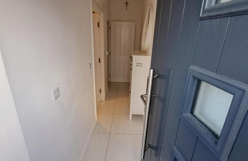 Hanham Casa | Lovely and Modern Groundfloor 1 Single Bedroom Condo with Netflix, Tea/Coffee/Biscuits