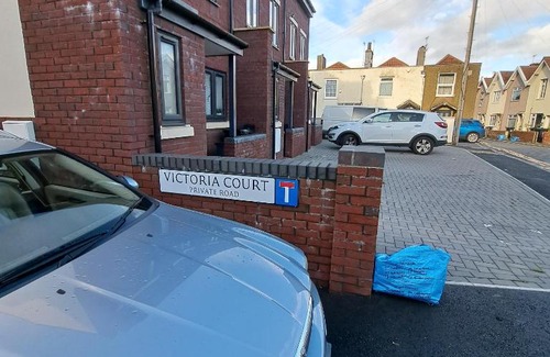 Hanham Casa | Lovely and Modern Groundfloor 1 Single Bedroom Condo with Netflix, Tea/Coffee/Biscuits