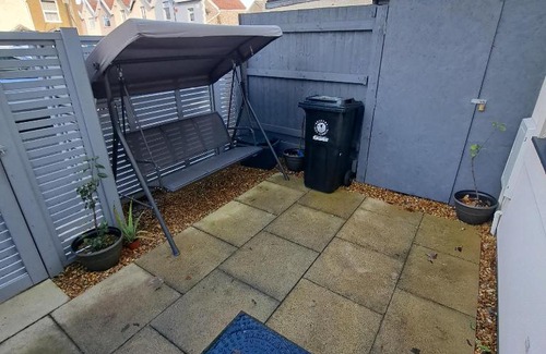 Hanham Casa | Lovely and Modern Groundfloor 1 Single Bedroom Condo with Netflix, Tea/Coffee/Biscuits