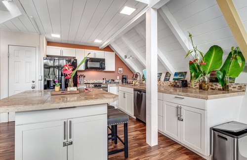 Kapoho Casa | Lovely and remodeled A-frame home with balcony - near the beach