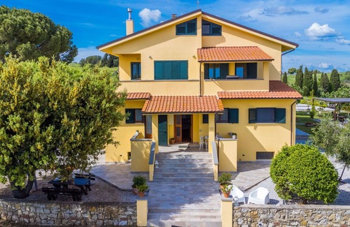 Rosignano Marittimo Apartamento | Hermoso apartamento para 4 personas con WIFI, TV, terraza, mascotas permitida y vista panorámica