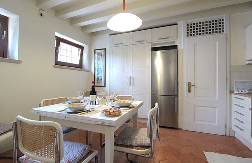 Colognola ai Colli Apartamento | Bonito apartamento para 5 personas con WIFI, piscina, A/C y TV, cerca de Verona