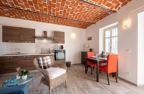Costigliole d'Asti Apartamento | Acogedor apartamento para 2 personas con WIFI, piscina, A/C, TV y patio