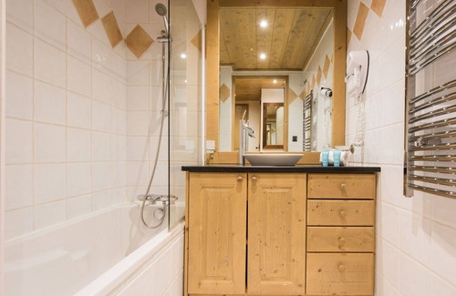 Tignes Apartamento | Lovely apartment for 8 guests with pool, WIFI, hot tub, TV, balcony, pets allowed and parking