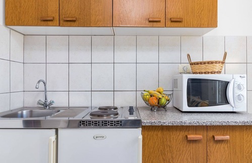 Nova Vas Apartamento | Bonito apartamento para 3 personas con piscina, A/C, WIFI, TV y terraza