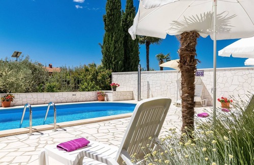 Nova Vas Apartamento | Bonito apartamento para 3 personas con piscina, A/C, WIFI, TV y terraza