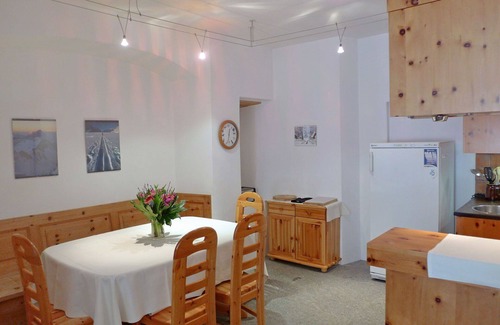 Celerina-Schlarigna Apartamento | Hermoso apartamento para 4 personas con WIFI, TV, balcón y mascotas permitida