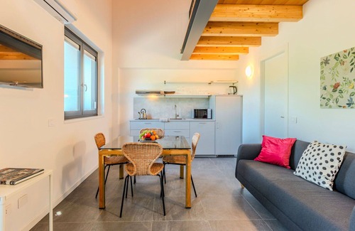 Dervio Apartamento | Bonito apartamento para 4 personas con piscina, A/C, WIFI, TV, patio y vista panorámica