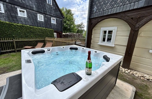 Grossschoenau Apartamento | Acogedor apartamento para 5 personas con WIFI, jacuzzi, TV, patio y mascotas permitida