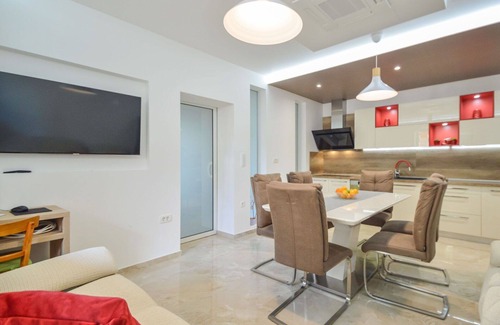 Arbanija Apartamento | Bonito apartamento para 6 personas con A/C, WIFI, piscina, bañera de hidromasaje, TV y terraza