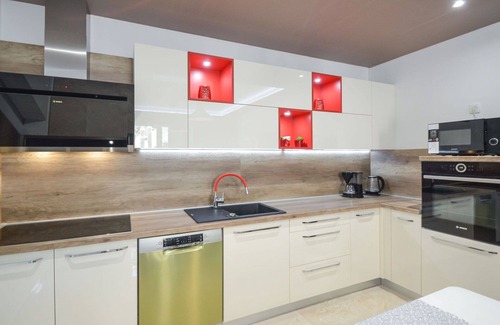 Arbanija Apartamento | Bonito apartamento para 6 personas con A/C, WIFI, piscina, bañera de hidromasaje, TV y terraza