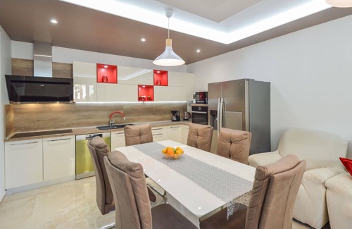 Arbanija Apartamento | Bonito apartamento para 6 personas con A/C, WIFI, piscina, bañera de hidromasaje, TV y terraza
