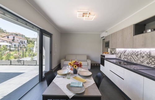 Caramagna Ligure Apartamento | Hermoso apartamento para 6 personas con A/C, piscina, WIFI, TV, terraza y mascotas permitida
