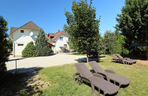 Balatonszemes Apartamento | Hermoso apartamento para 15 personas con WIFI, A/C, TV, patio y mascotas permitida