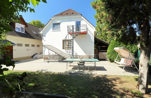 Balatonszemes Apartamento | Hermoso apartamento para 15 personas con WIFI, A/C, TV, patio y mascotas permitida