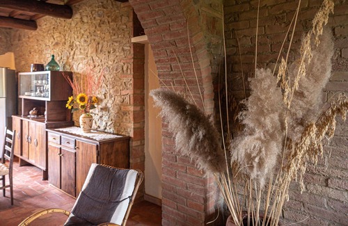 Sasso dʼOmbrone Villa | Apartamento en villa con WIFI, piscina, A/C, TV, patio, mascotas permitida, vista panorámica