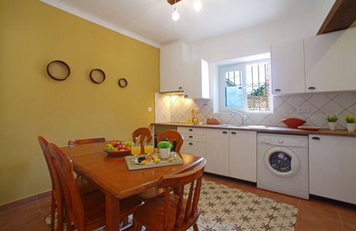 Mem Moniz Casa | Precioso apartamento en villa para 4 personas con A/C, WIFI, piscina, TV y patio