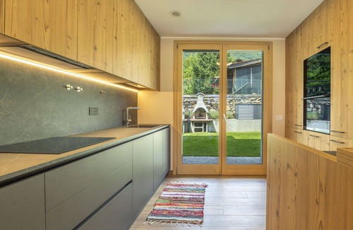 Bianzone Casa | Hermoso apartamento en villa para 8 personas con A/C, WIFI, TV, terraza y mascotas permitida
