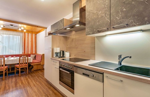 Arriach Villa | Acogedor apartamento en villa para 9 personas con WIFI, TV y patio