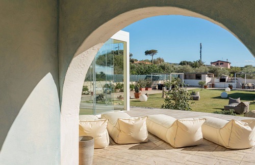 Eden Beach Villa | Acogedor apartamento en villa para 3 personas con piscina, A/C, WIFI, TV y patio