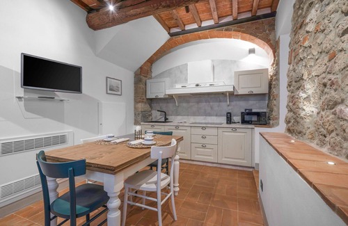 Monteriggioni Apartamento | Acogedor apartamento para 4 personas con WIFI, piscina, A/C, TV y mascotas permitida, cerca de Siena